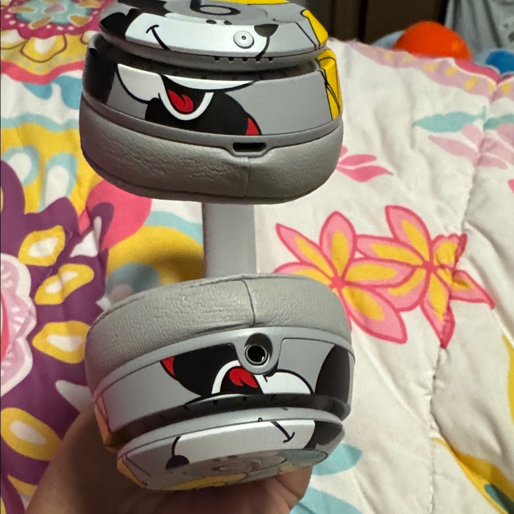 Beats Mickey 90th anniversary headphones - Picture 4 of 11